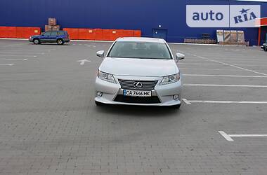 Седан Lexus ES 2013 в Умані