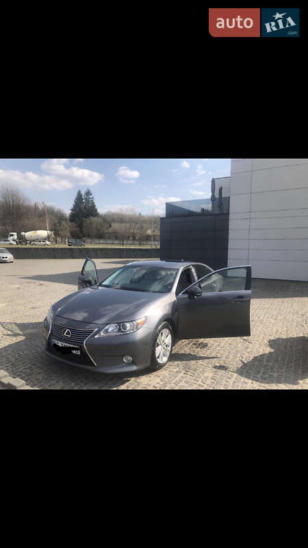 Седан Lexus ES 2015 в Львові