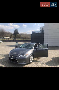 Седан Lexus ES 2015 в Львове