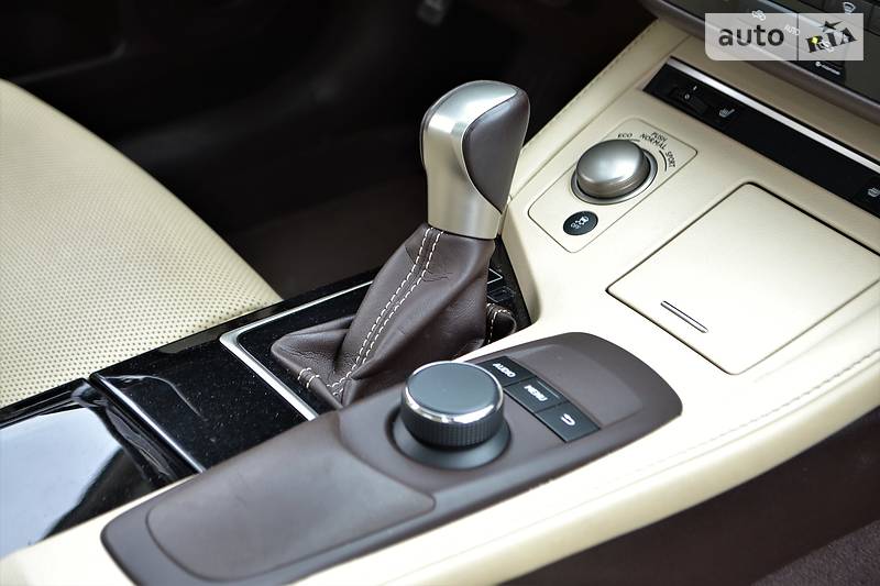Седан Lexus ES 2016 в Харкові