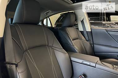 Седан Lexus ES 2018 в 