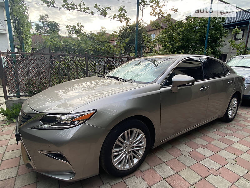 Седан Lexus ES 2017 в Мукачево