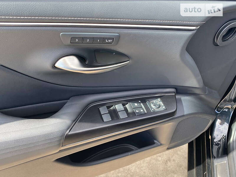 Седан Lexus ES 2019 в Киеве