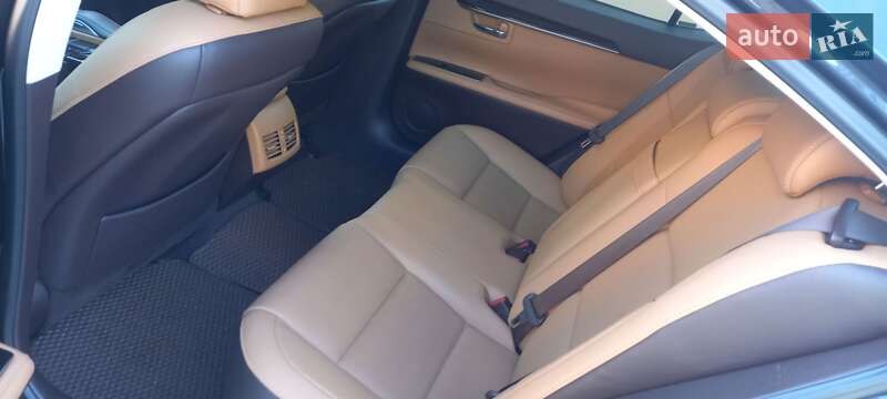 Седан Lexus ES 2016 в Ровно