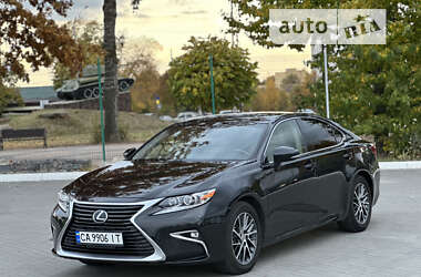 Седан Lexus ES 2015 в Умані