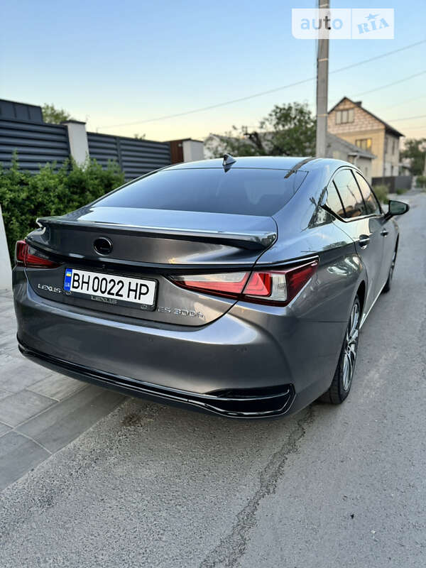 Седан Lexus ES 2019 в Ізмаїлі