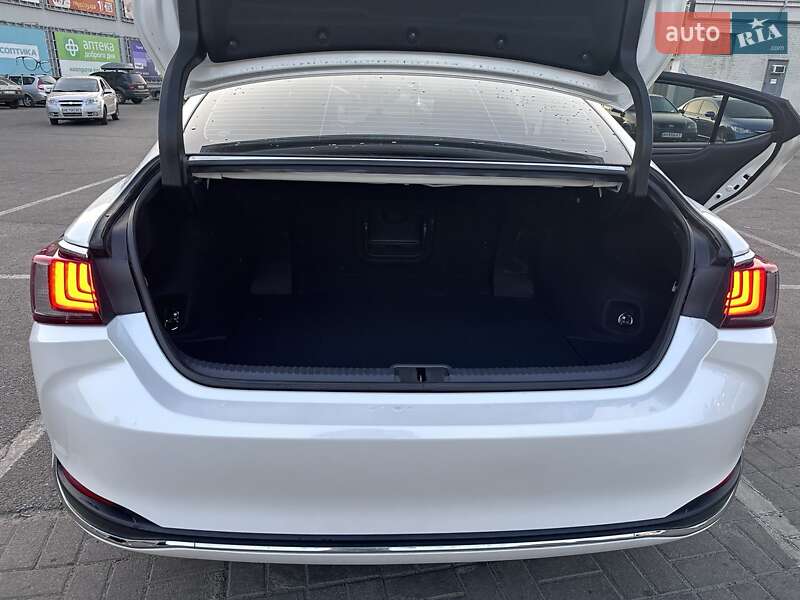 Седан Lexus ES 2020 в Павлограді