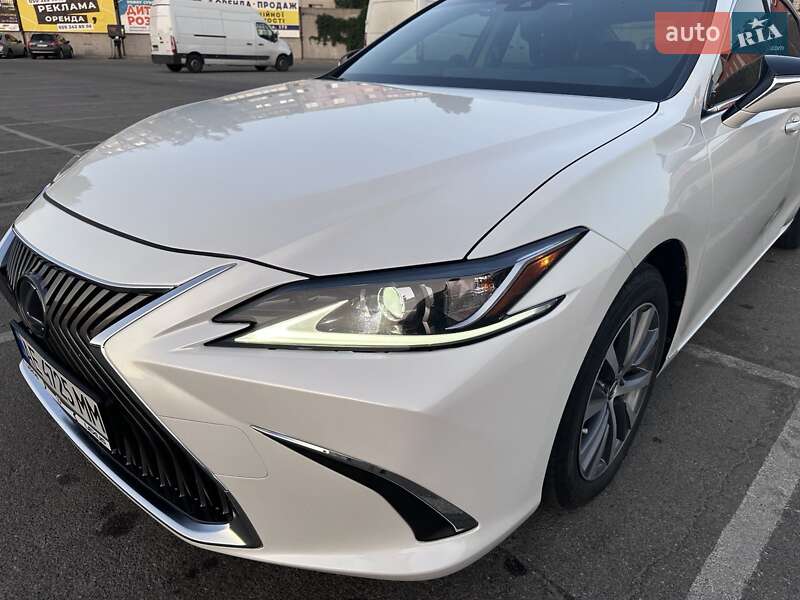 Седан Lexus ES 2020 в Павлограді