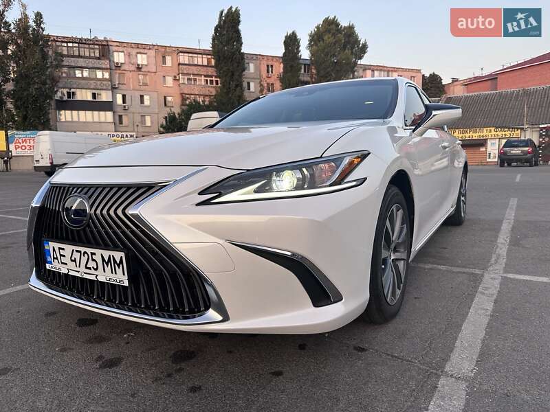 Lexus ES 2020