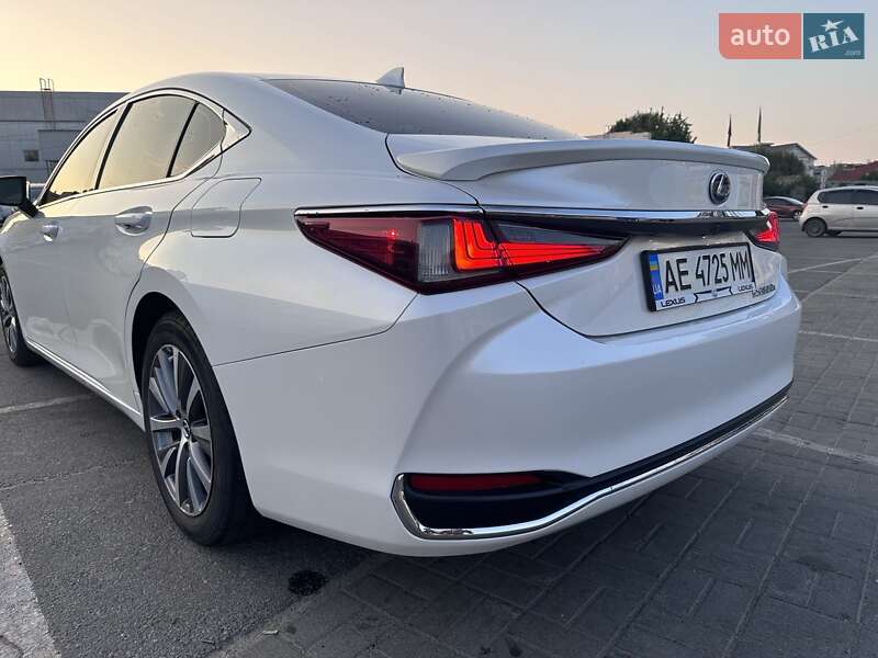 Седан Lexus ES 2020 в Павлограді