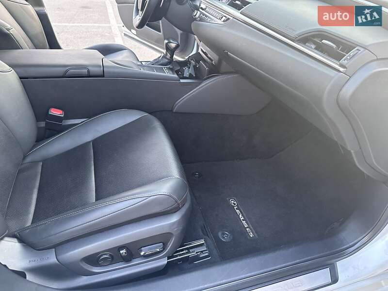 Седан Lexus ES 2020 в Павлограде