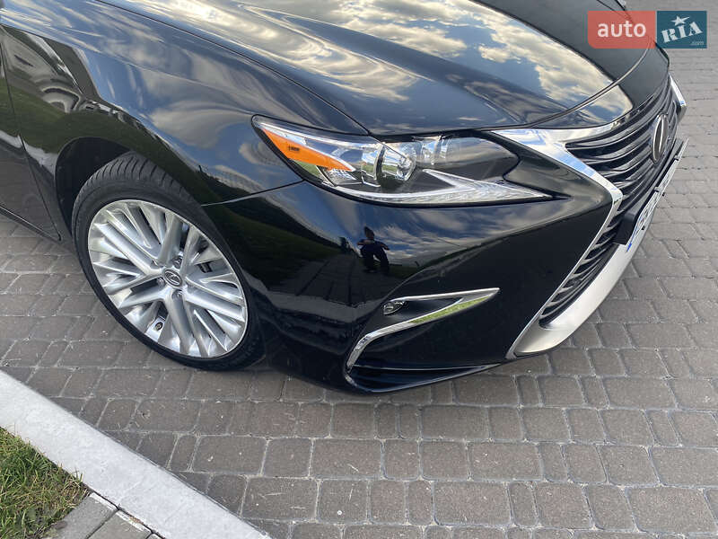 Седан Lexus ES 2015 в Рівному