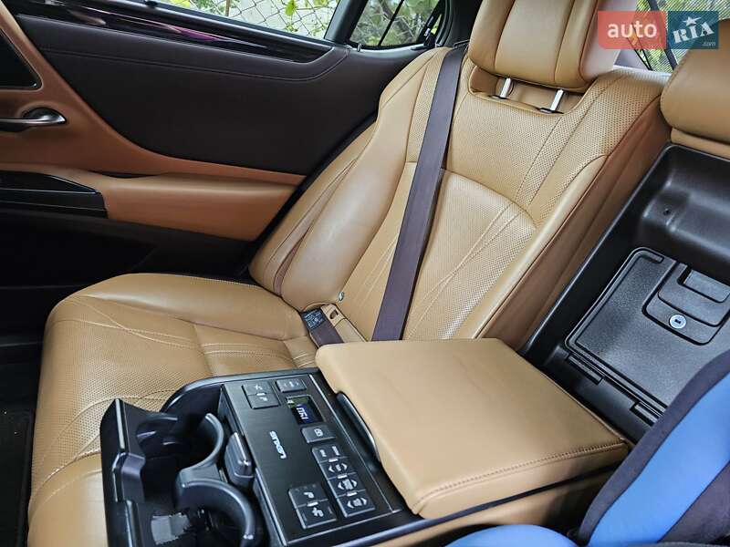 Седан Lexus ES 2018 в Ровно
