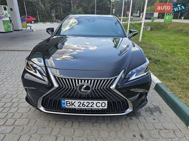 Седан Lexus ES 2018 в Ровно