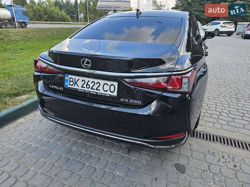 Седан Lexus ES 2018 в Ровно