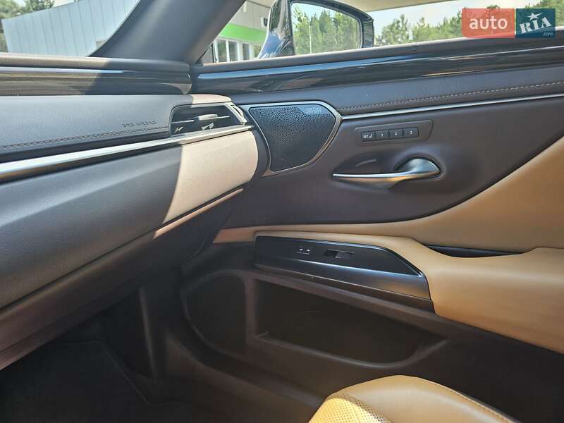Седан Lexus ES 2018 в Ровно