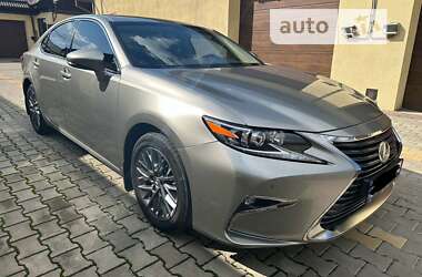 Седан Lexus ES 2017 в Измаиле