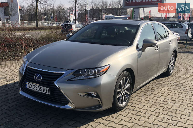 Седан Lexus ES 2018 в Ужгороде