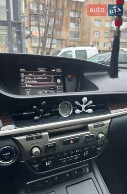 Седан Lexus ES 2015 в Черновцах