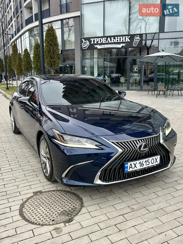 Седан Lexus ES 2018 в Ужгороде