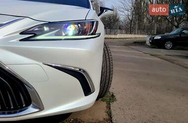 Седан Lexus ES 2018 в Дніпрі