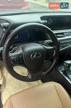 Седан Lexus ES 2019 в 
