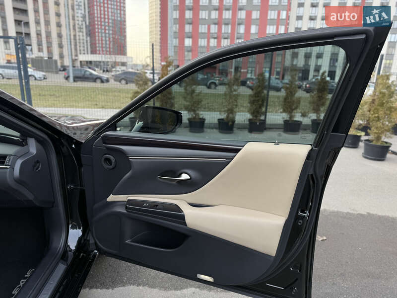 Седан Lexus ES 2019 в Киеве