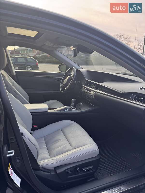 Седан Lexus ES 2015 в Умани