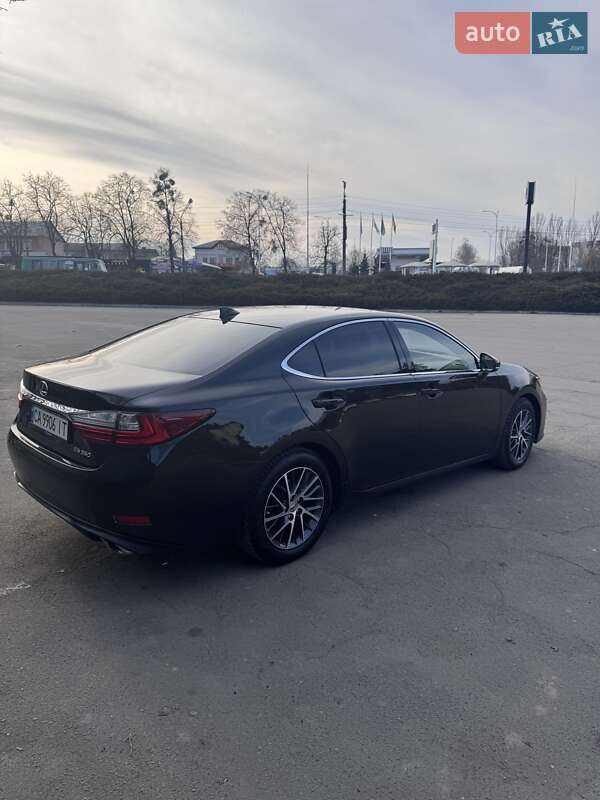Седан Lexus ES 2015 в Умани