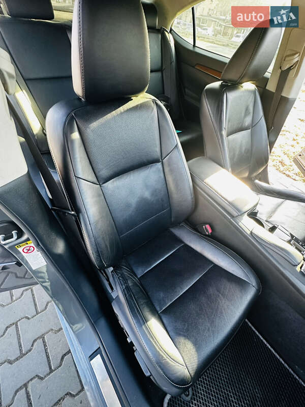 Седан Lexus ES 2013 в Чернівцях