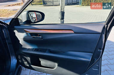Седан Lexus ES 2013 в Чернівцях