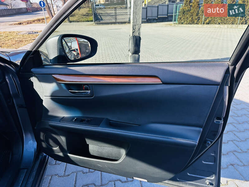 Седан Lexus ES 2013 в Чернівцях