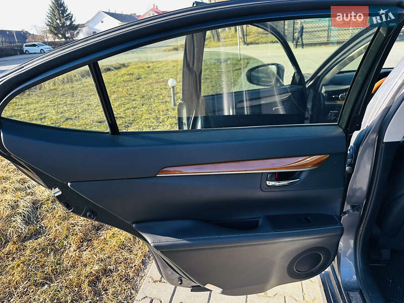 Седан Lexus ES 2013 в Чернівцях