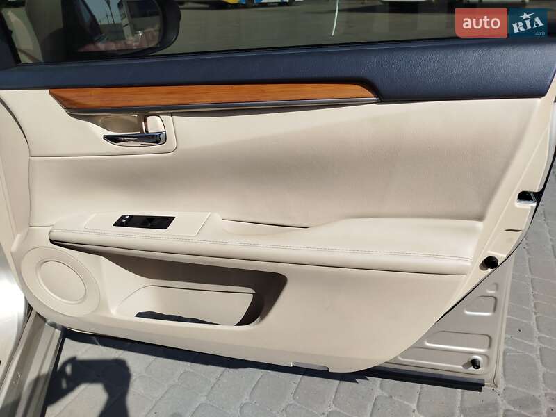 Седан Lexus ES 2015 в Києві