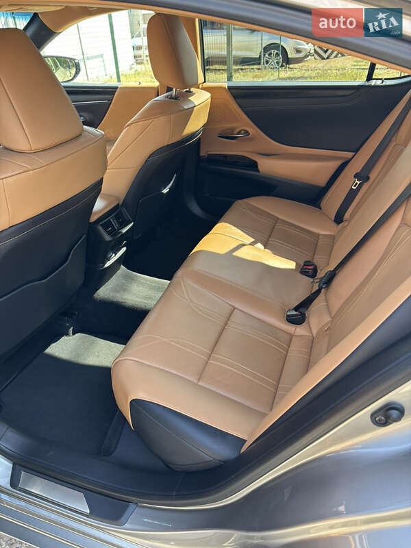 Седан Lexus ES 2022 в Кременчуці