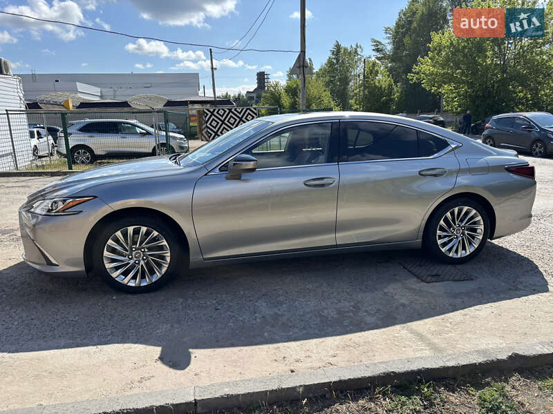 Седан Lexus ES 2022 в Кременчуці