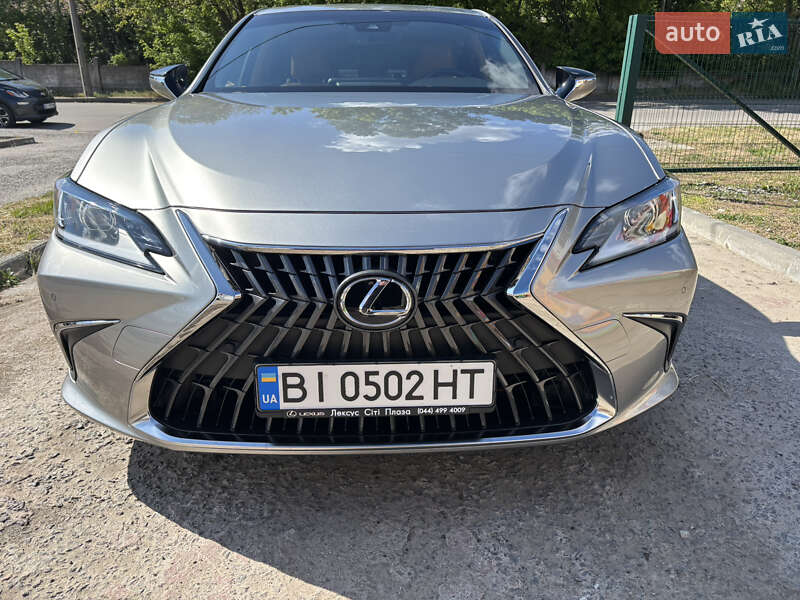 Седан Lexus ES 2022 в Кременчуці