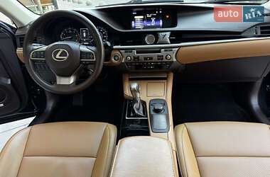 Седан Lexus ES 2018 в 