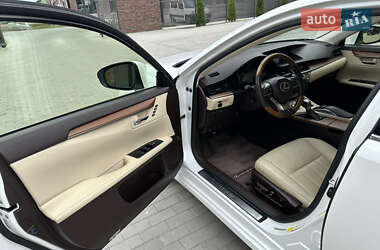 Седан Lexus ES 2018 в 