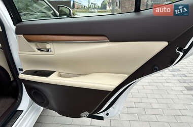 Седан Lexus ES 2018 в 