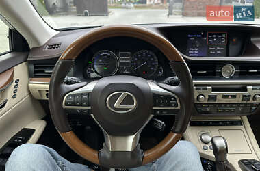 Седан Lexus ES 2018 в 