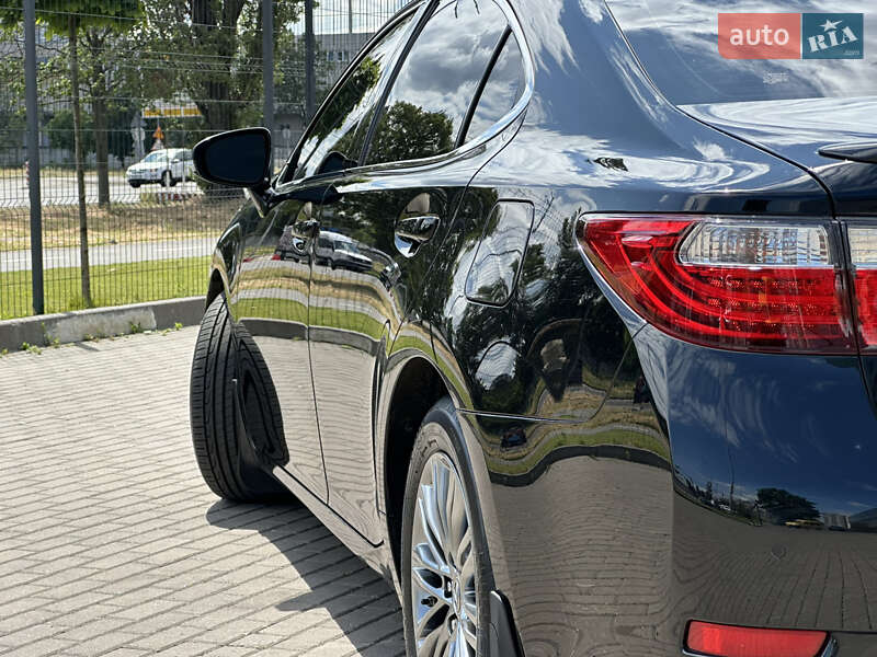 Седан Lexus ES 2012 в Одесі
