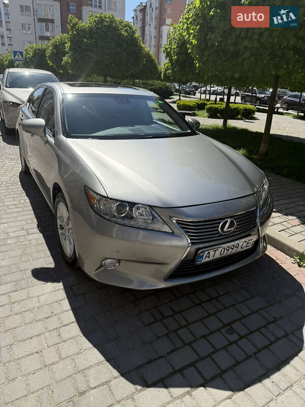Седан Lexus ES 2015 в Ивано-Франковске