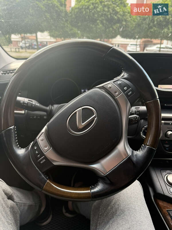 Седан Lexus ES 2015 в Ивано-Франковске