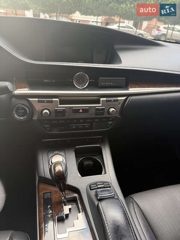 Седан Lexus ES 2015 в Ивано-Франковске