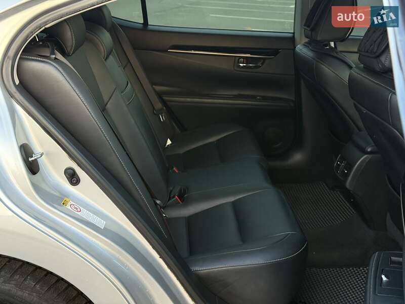 Седан Lexus ES 2012 в Виннице