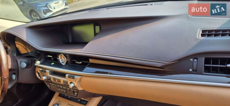 Седан Lexus ES 2016 в Киеве
