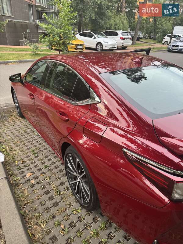 Седан Lexus ES 2022 в Киеве