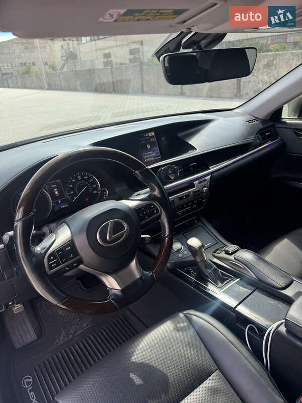 Седан Lexus ES 2015 в Тернополе