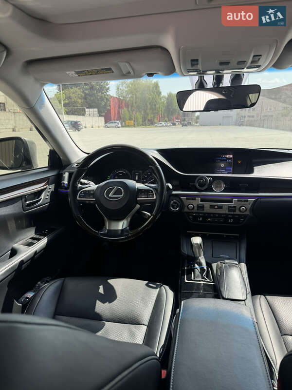Седан Lexus ES 2015 в Тернополе